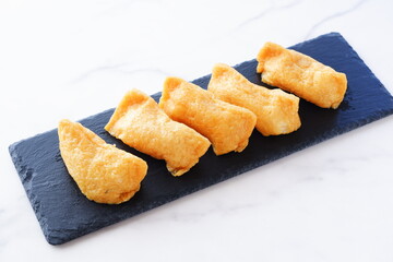 いなり寿司 - 甘辛く煮た油揚げに酢飯を詰めた稲荷寿司
