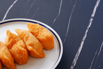 いなり寿司 - 甘辛く煮た油揚げに酢飯を詰めた稲荷寿司
