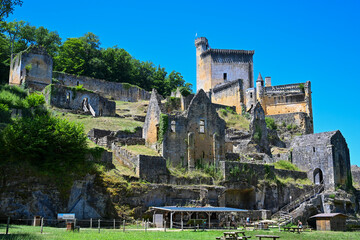 FRANCE, DORDOGNE, PERIGORD NOIR, LES-EYZIES-DE-TAYAC, CHATEAU DE COMMARQUE IN SUMMER