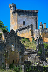 FRANCE, DORDOGNE, PERIGORD NOIR, LES-EYZIES-DE-TAYAC, CHATEAU DE COMMARQUE IN SUMMER