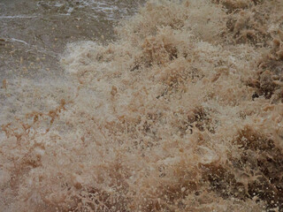 夏の川が氾濫する様子