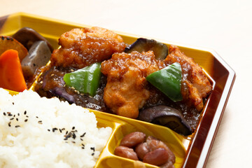 テーブルの上の唐揚げ弁当　