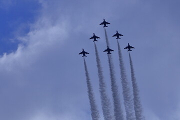 ブルーインパルス大空に舞う