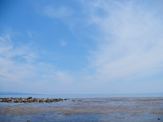 Fototapeta premium 夏の富山湾の雨晴海岸の沿岸の風景