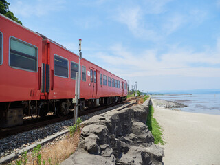 観光名所富山湾の雨晴海岸の電車と海岸の風景