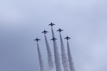 ブルーインパルス大空に舞う