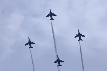ブルーインパルス大空に舞う