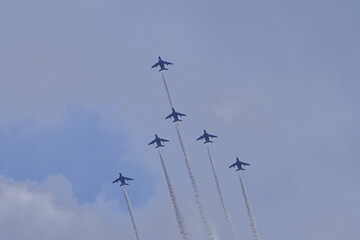 ブルーインパルス大空に舞う