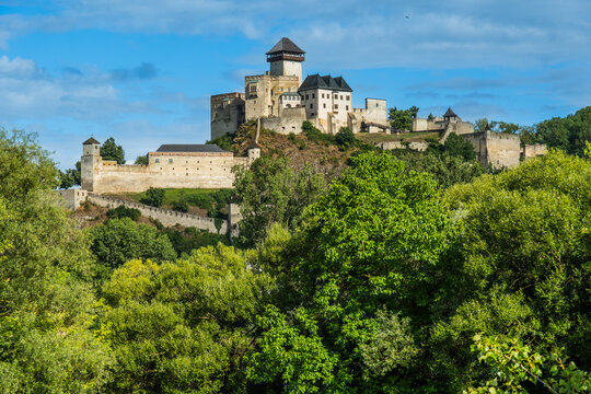 Blick vom Ufer der Waag (V&aacute;h) auf die Burg Trenč&iacute;n, Kulturhauptstadt 2026, Trenč&iacute;n, Slowakei