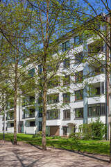 Wohnhäuser, moderne Mehrfamilienhäuser mit Fußweg im Frühling, Bremen