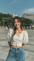 여름 패션의 젊은 한국 여성