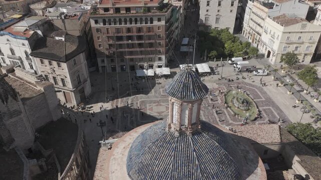 &Oacute;rbita a&eacute;rea de dron hacia la derecha ascendiendo con contrapicado sobre la Plaza de la Virgen en Valencia