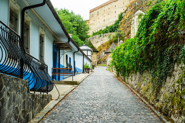 Gasse in der Altstadt der Kulturhauptstadt 2026, Trenčín, Slowakei