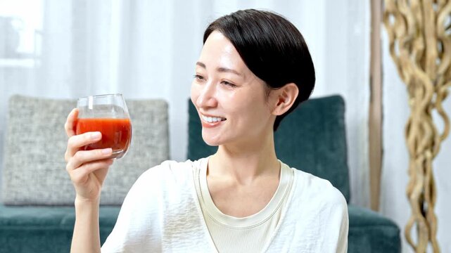 野菜ジュースを持つ女性