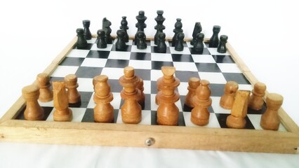 Sharp color differences between the black chess pieces, white chess pieces, and the chess board