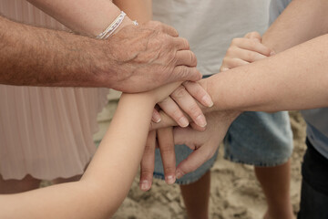 Generationen vereint – Hände von Jung bis Alt als Symbol für Familie und Zusammenhalt