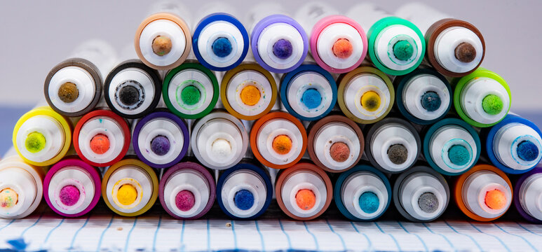 Juego de rotuladores multicolores con las puntas de frente 