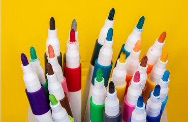 Juego de rotuladores multicolores con fondo amarillo