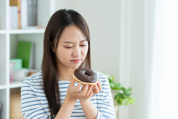 ドーナツを食べる若い女性