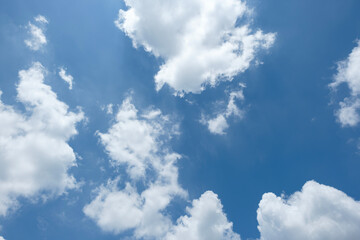夏の暑い日差しに照らされた青空とふわふわ漂う雲　季節の風景・夏休み・バカンス・猛暑・積雲の背景　