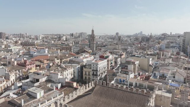 &Oacute;rbita a&eacute;rea con dron hacia la derecha sobre Valencia con la Torre del Miguelete al fondo, revelando al final la  torre Lonja de la Seda con la bandera de la Comunidad Valenciana