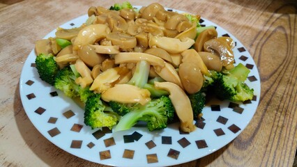 mushrooms with broccoli
