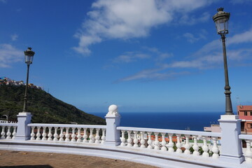 Blick zum Meer an Balustrade in Icod de los Vinos auf Teneriffa