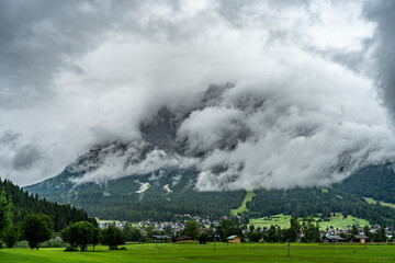 Blick auf die Zugspitze in Wolken von Lermoos - Tirol