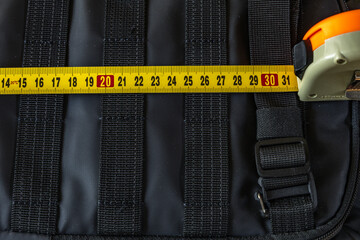 Measuring the backpack size with a tape measure before traveling by plane, permissible dimensions...
