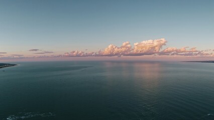 Fototapeta premium Serene ocean view at dusk with expansive sky and tranquil waters