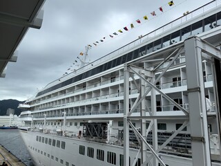 神戸港のさん橋に停泊する飛鳥Ⅱ
