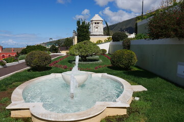 Springbrunnen und Mausoleum in Parkanlage Jardines del Marquesado de la Quinta Roja in La Orotava...