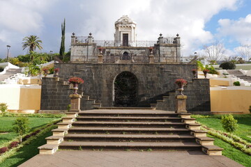 Freitreppe vor Mausoleum mit Grotte in Parkanlage Jardines del Marquesado de la Quinta Roja in La...