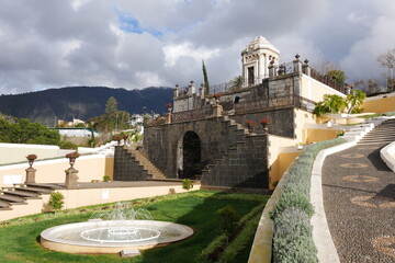 Mausoleum mit Grotte in Parkanlage Jardines del Marquesado de la Quinta Roja in La Orotava auf...