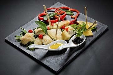 tartare mozzarella uova salsiccia formaggi contorni sushi frittatine ostriche tagliere pesce  insalata spigola orata salumi