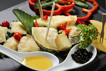 tartare mozzarella uova salsiccia formaggi contorni sushi frittatine ostriche tagliere pesce  insalata spigola orata salumi