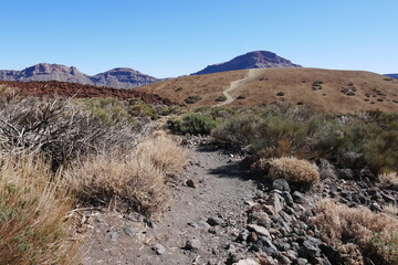 Weg durch die Caldera Las Cañadas und Berg auf Teneriffa