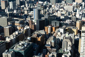 東京の密集する雑居ビル、六本木方面の雑居ビル
