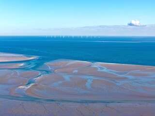Off-Shore Windpark in der Nordsee, Luftbild über das Wattenmeer, Windenergie, Windrad, erneuerbare...