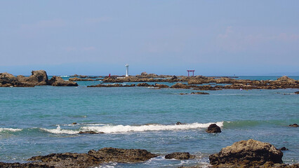 三浦半島の海に浮かぶ灯台と鳥居