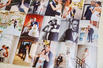 Obraz premium Printed wedding photos laid out on a wooden surface.