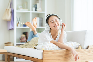 リビングでくつろぐ若い女性
