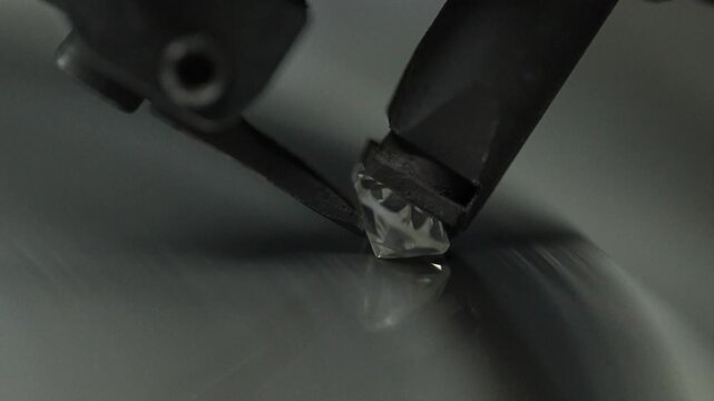 Diamond processing process factory video of natural diamond polishing work