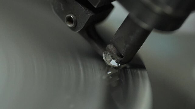 Diamond processing process factory video of natural diamond polishing work