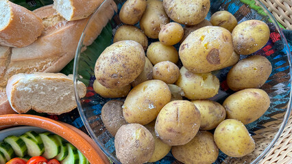Patatas guisadas, pan y ensalada