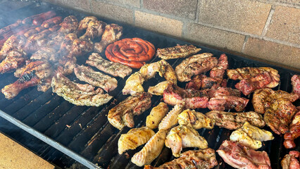 Variedad de carnes en una barbacoa