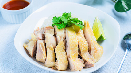 パクチーとライムを添えた本格カオマンガイ