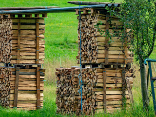 Brennholz lagert im Freien © focus finder