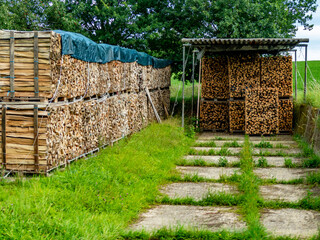 Brennholz lagert im Freien