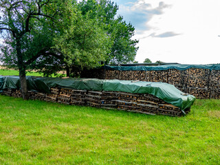 Brennholz lagert im Freien © focus finder